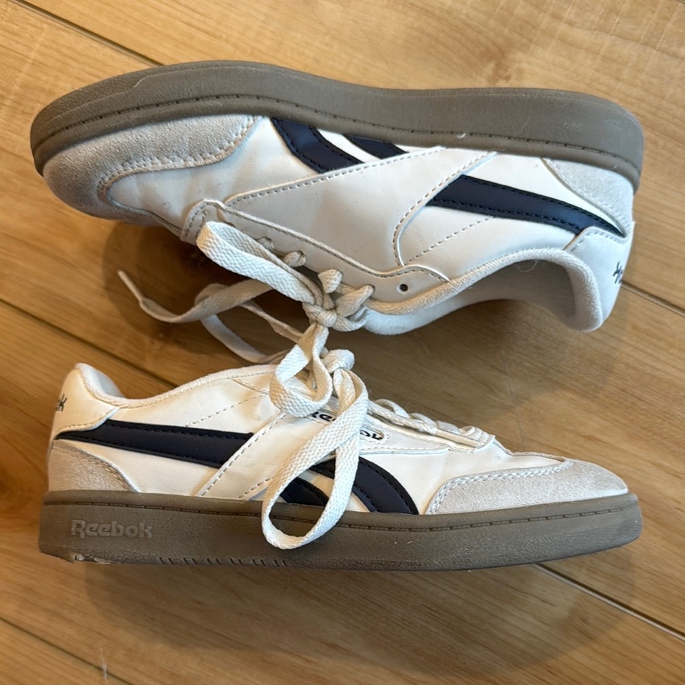 Reebok kids blue and white shoes SIZE 2k